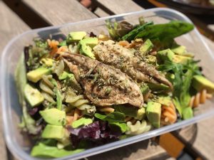 ensalada de caballa y aguacate